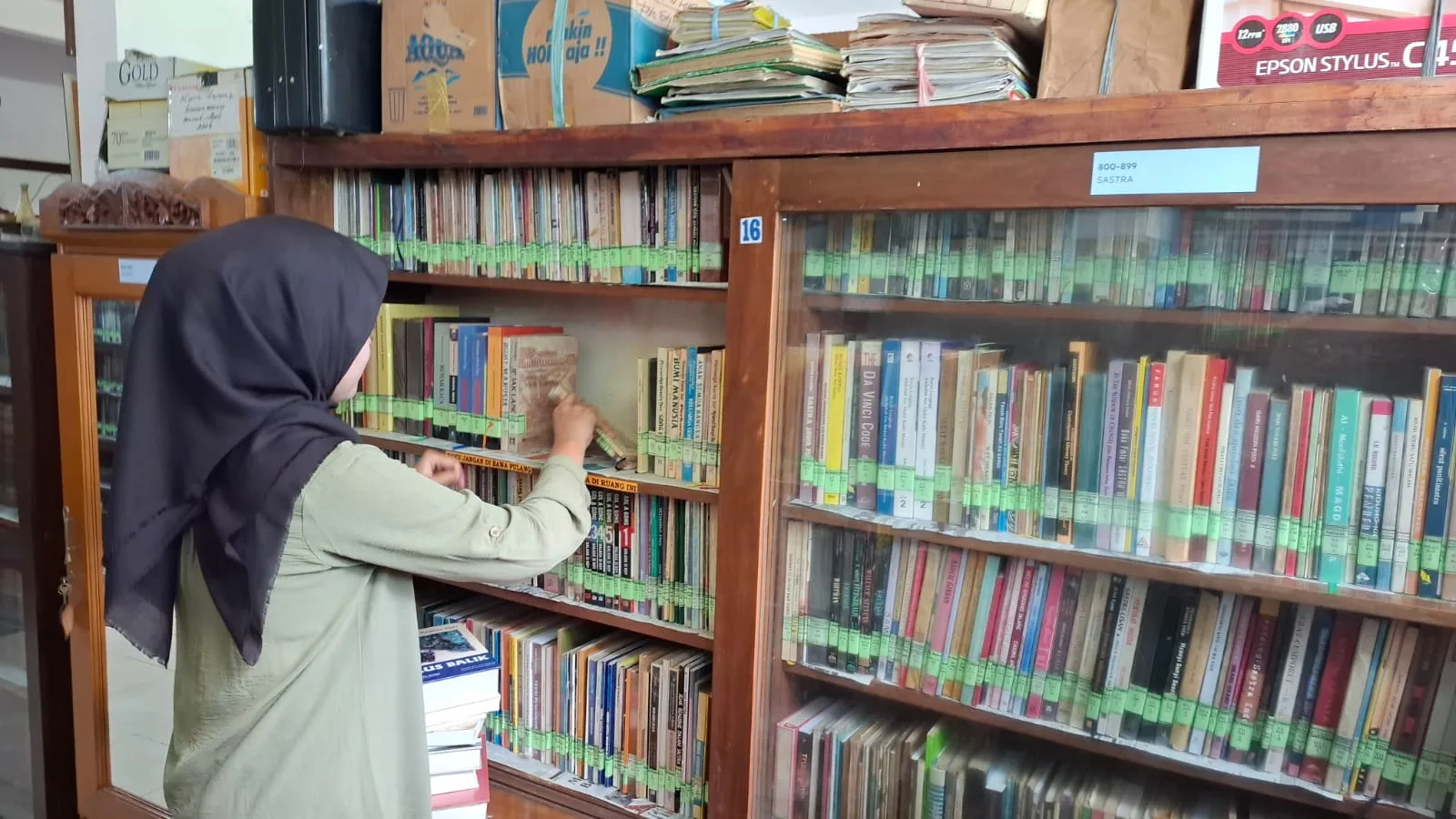Koleksi sastra lawas di Padepokan Sastra Tan Tular. Foto: Aisyah Nawangsari Putri