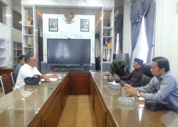 Komisi C DPRD Kota Malang menggelar audiensi mendengarkan keluhan warga Perum Sigura Gura Residence soal fasilitas umum jadi rumah hunian. (Foto/M Sholeh)
