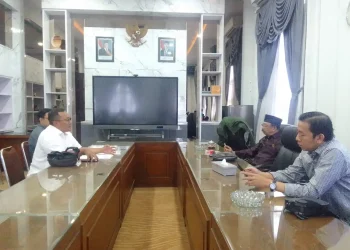 Komisi C DPRD Kota Malang menggelar audiensi mendengarkan keluhan warga Perum Sigura Gura Residence soal fasilitas umum jadi rumah hunian. (Foto/M Sholeh)
