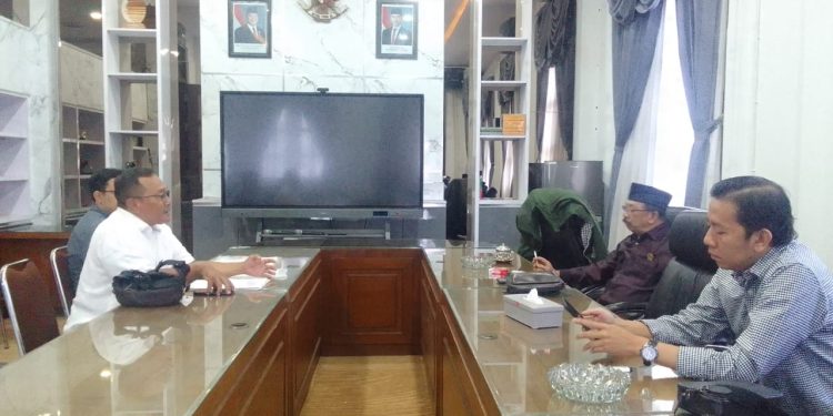 Komisi C DPRD Kota Malang menggelar audiensi mendengarkan keluhan warga Perum Sigura Gura Residence soal fasilitas umum jadi rumah hunian. (Foto/M Sholeh)