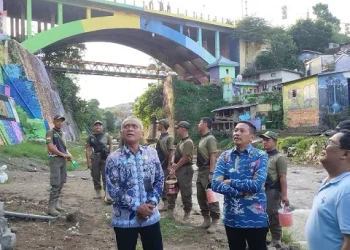 Wali Kota Malang, Wahyu Hidayat bersama jajarannya mengecat ulang Kampung Warna Warni Jodipan Kota Malang. (Foto/M Sholeh)