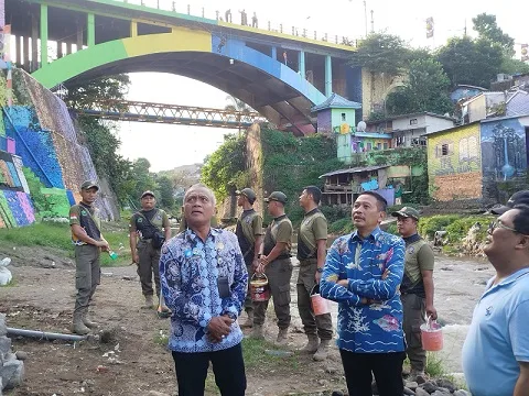 Wali Kota Malang, Wahyu Hidayat bersama jajarannya mengecat ulang Kampung Warna Warni Jodipan Kota Malang. (Foto/M Sholeh)