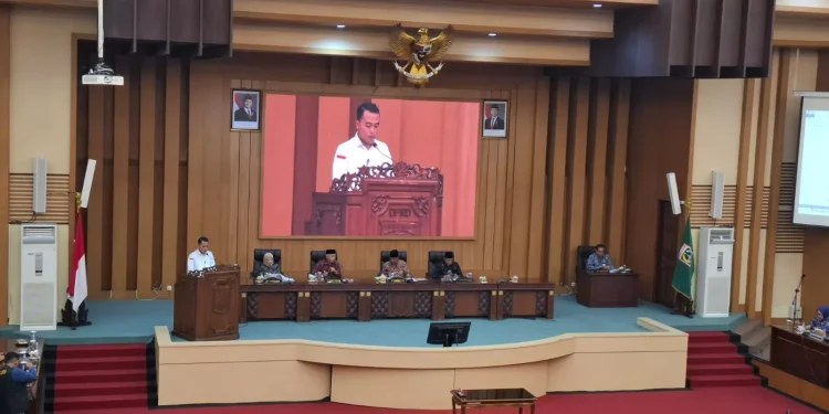 Juru bicara DPRD Kabupaten Malang, Muhammad Hafidz saat membacakan hasil pembahasan raperda perlindungan dan pemenuhan hak penyandang disabilitas. Foto: Aisyah Nawangsari Putri