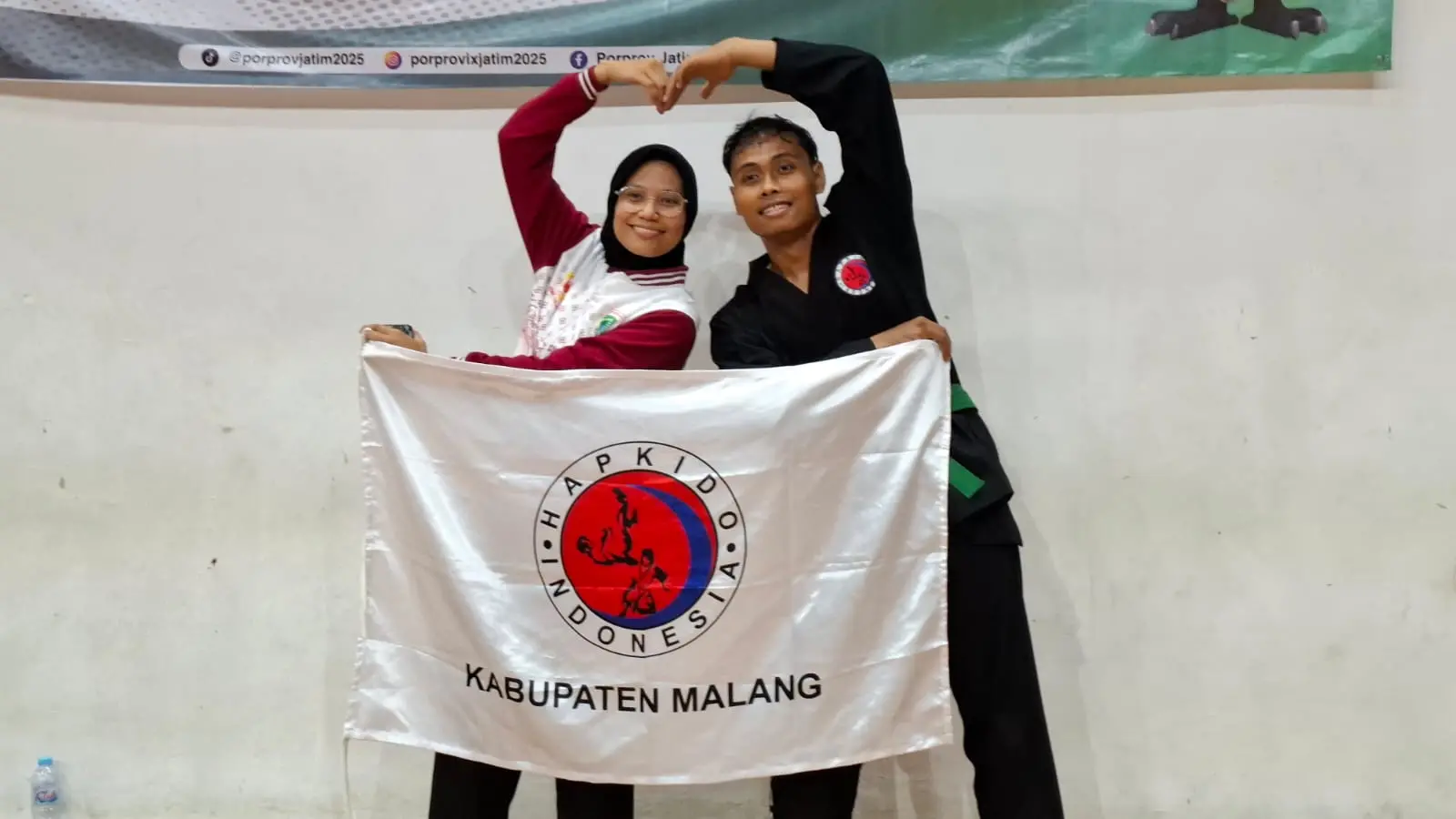 Seputih Hati Imani (kiri) dan Indra Mughni (kanan) raih medali di cabor hapkido. Foto: Aisyah Nawangsari Putri