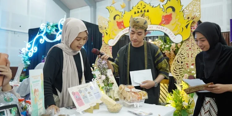Kreativitas mahasiswa PGSD Unikama dalam mengkolaborasikan seni budaya dan edupreneur. (Foto/dok.)