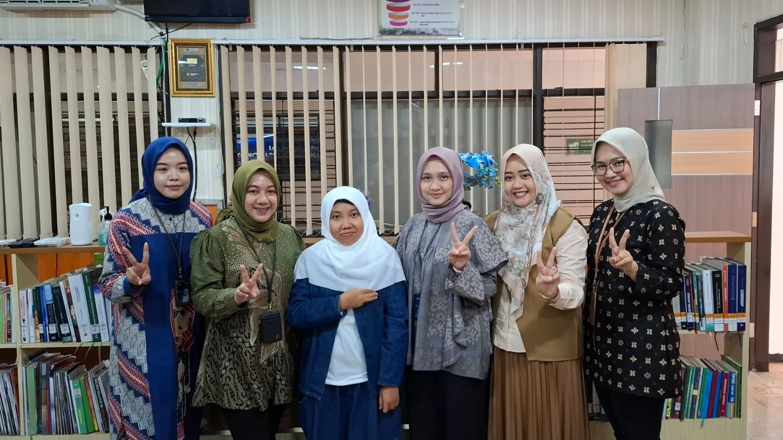 Kaprodi DKP Vokasi UMM Novi Primita Sari (dua dari kanan) berfoto bersama CEO Rumah BUMN Gita Ayu Puspitasari dan Founder Sobat UKM Indonesia Rosyida Rahmah. Foto: Azmy