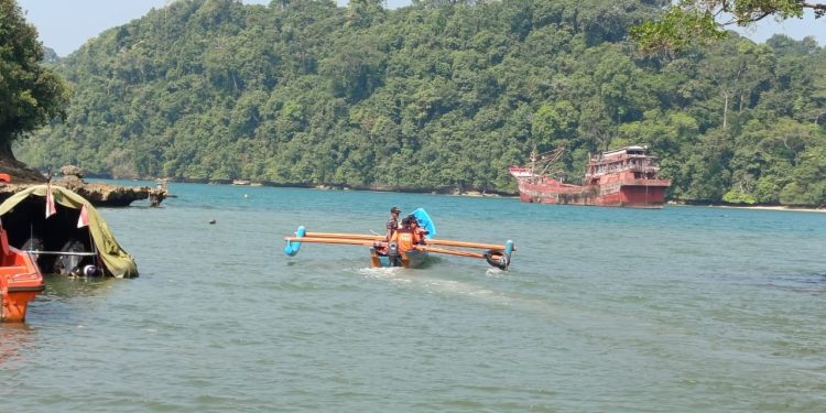 Petugas melakukan pencarian korban di Pantai Ungapan. Foto: dok. Relawan