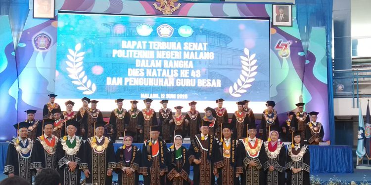 Pengukuhan 5 guru besar Polinema. (Foto/M Sholeh)