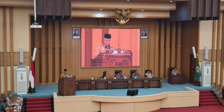 Bupati Malang, Sanusi saat menyampaikan jawaban dalam rapat paripurna. Foto: Aisyah Nawangsari Putri
