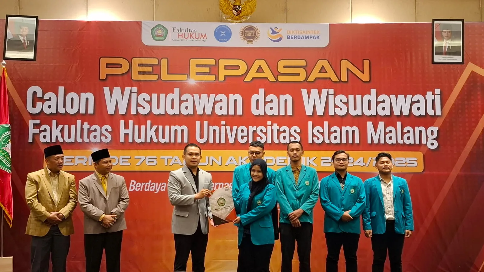Pmberian penghargaan terhadap mahasiswa berprestasi. Foto: Azmy
