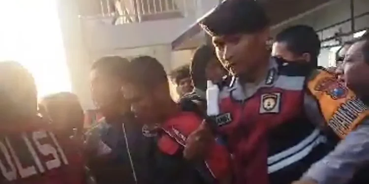 Tangkapan layar penangkapan terduga pelaku curanmor di pasar induk among tani kota batu. Foto: Istimewa