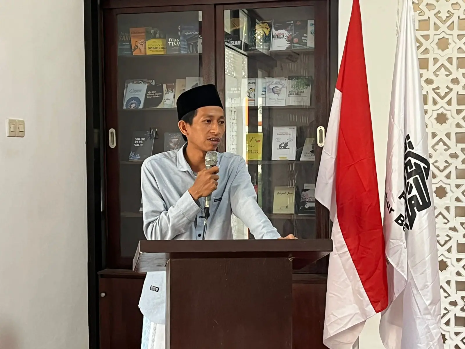 Ketua Alumni, Ach. Khoiron Nafis, saat memberikan motivasi pada pengurus baru pesantren Luhur Baitul Hikmah.