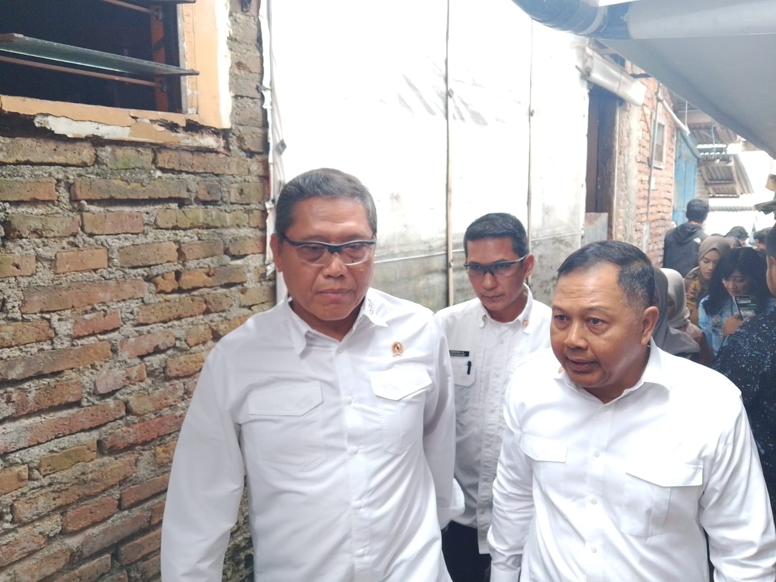 Kepala Kantor Staf Presiden RI, Letjen TNI (Purn) Anto Mukti Putranto keluar gang usai mengunjungi rumah Laili, salah satu calon siswa Sekolah Rakyat di Kota Malang. (Foto/M Sholeh)
