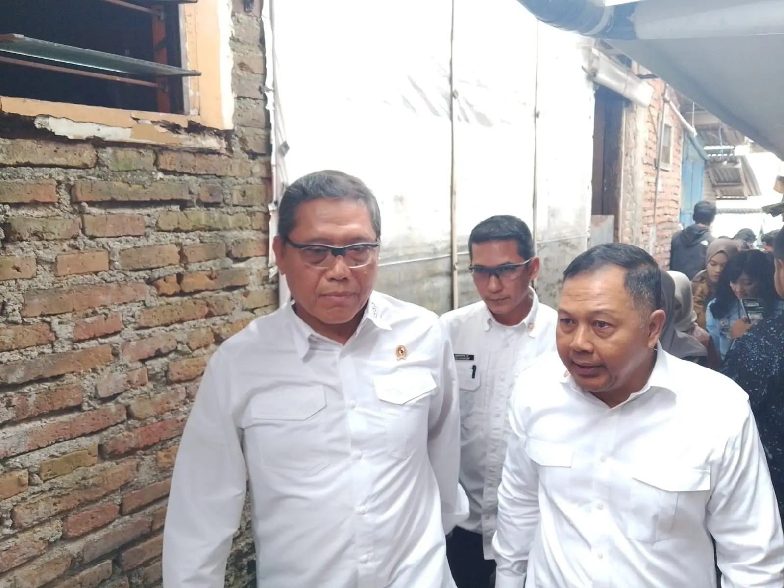 Kepala Kantor Staf Presiden RI, Letjen TNI (Purn) Anto Mukti Putranto keluar gang usai mengunjungi rumah Laili, salah satu calon siswa Sekolah Rakyat di Kota Malang. (Foto/M Sholeh)