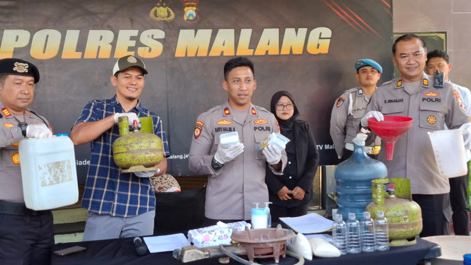 Polisi menunjukkan barang bukti yang berhasil diamankan dari rumah tersangka. Foto: Aisyah Nawangsari Putri