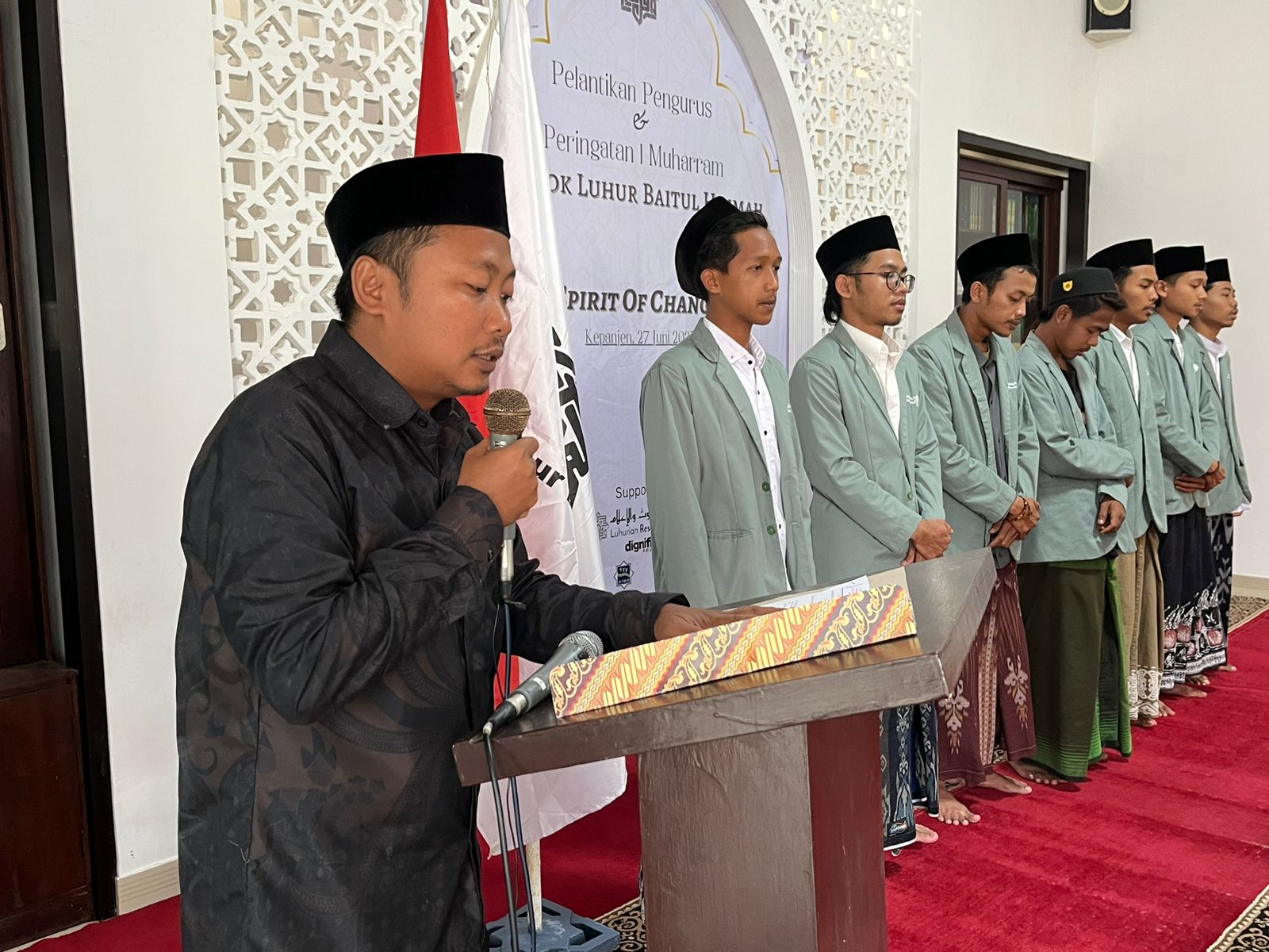 Ustad Ach. Faisol, sekretaris Yayasan Al Farabi Kepanjen, sedang melantik pengurus pondok pesantren Luhur Baitul Hikmah 2025/2027.