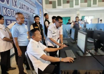 Wali Kota Malang, Wahyu Hidayat meninjau pusat data dan informasi di Media Center SIMA. (Foto/M Sholeh)
