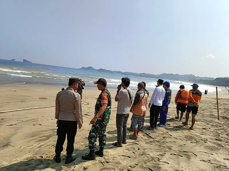 Petugas melakukan koordinasi pencarian korban. Foto: Satpolairud Polres Malang