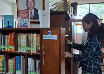 Seorang pustakawan menata ulang koleksi buku di Padepokan Sastra Tan Tular. Foto: Aisyah Nawangsari Putri