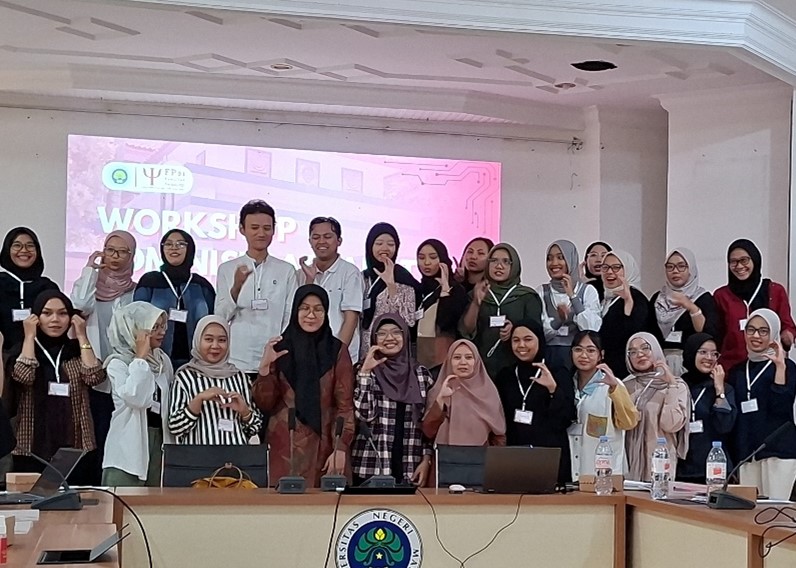 Pose bersama peserta worskhop interaktif FPsi UM bersama narasumber. /Foto: Dok.FPsi UM.