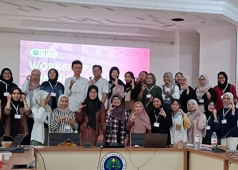 Pose bersama peserta worskhop interaktif FPsi UM bersama narasumber. /Foto: Dok.FPsi UM.