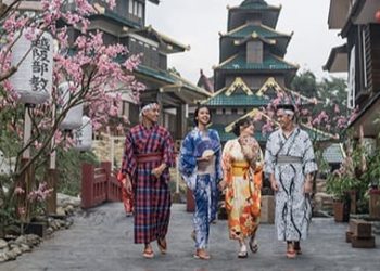 Sensasi jalan-jalan ke Jepang pakai kostum kimono di Little Japan The Legend Stars Park. Foto: Jatim Park Group