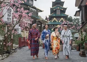 Sensasi jalan-jalan ke Jepang pakai kostum kimono di Little Japan The Legend Stars Park. Foto: Jatim Park Group