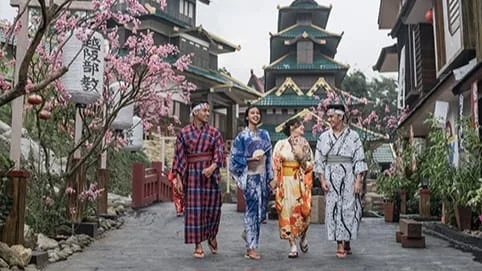 Sensasi jalan-jalan ke Jepang pakai kostum kimono di Little Japan The Legend Stars Park. Foto: Jatim Park Group