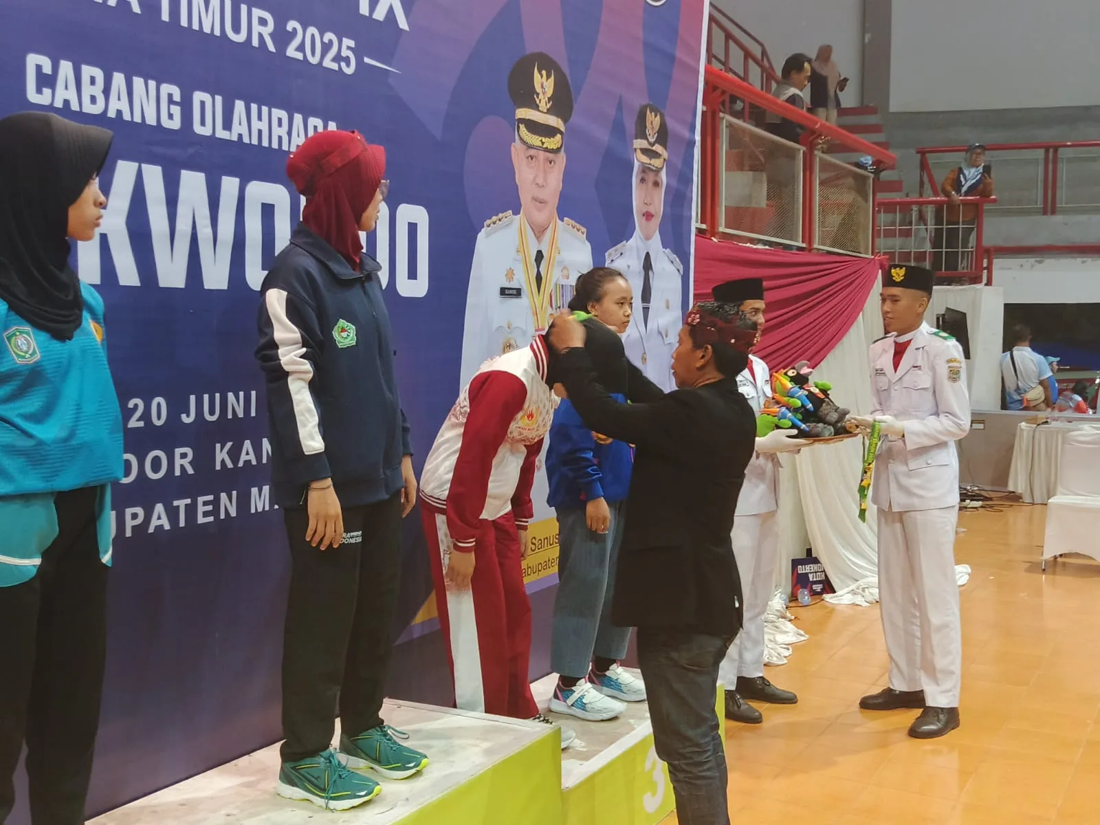 Pengalungan medali perunggu pada atlet taekwondo Kabupaten Malang. Foto: KONI Kabupaten Malang