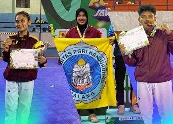 Tiga atlet mahasiswa peraih medali Pomprov Jatim 2025. (Foto/dok. Unikama)