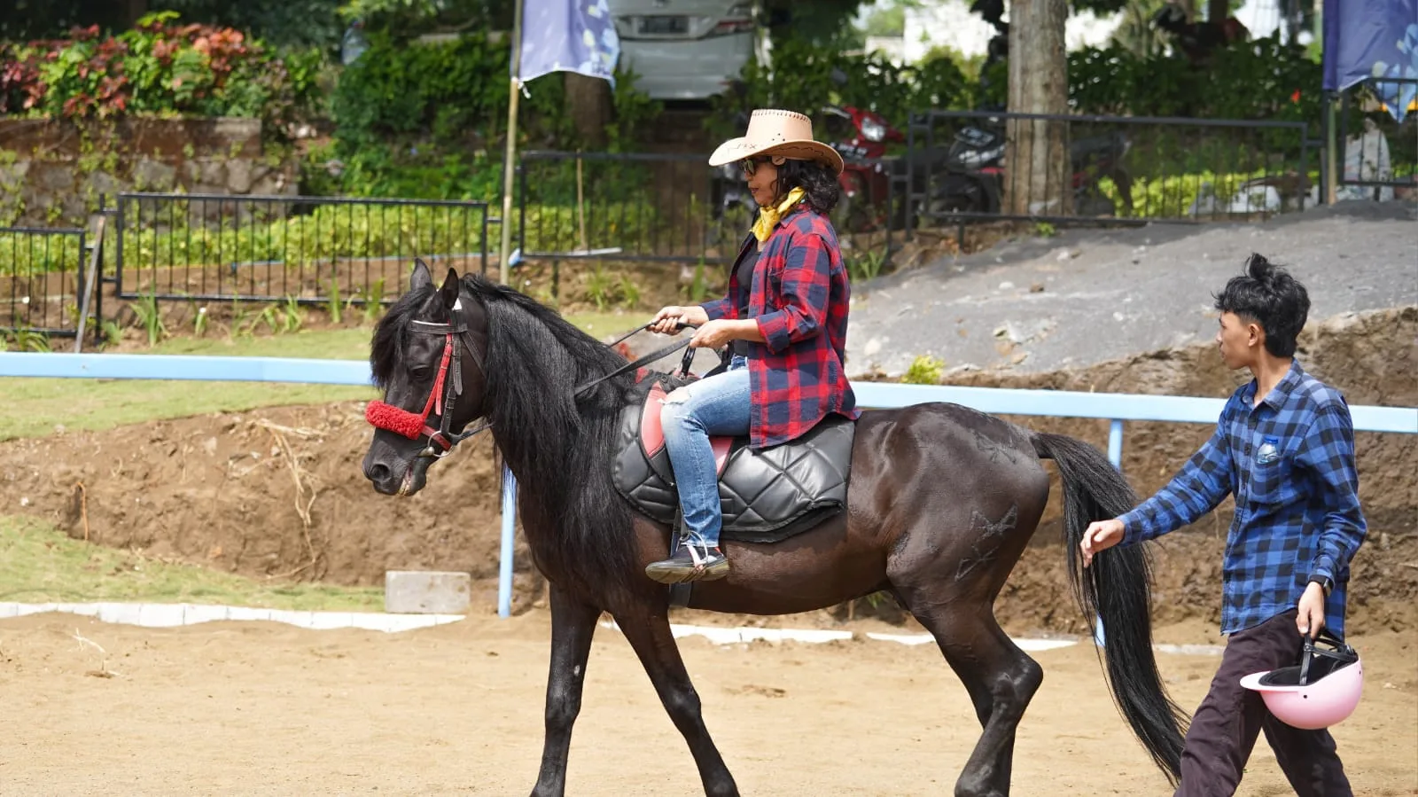 Pengunjung juga bisa memilih sensasi menunggang kuda. Foto: Jatim Park Group