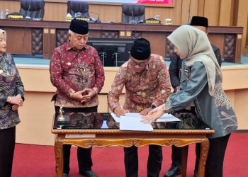 Ketua DPRD Kabupaten Malang, Darmadi menandatangani nota kesepakatan. Foto: Aisyah Nawangsari Putri