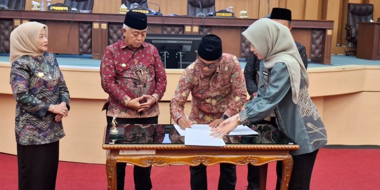 Ketua DPRD Kabupaten Malang, Darmadi menandatangani nota kesepakatan. Foto: Aisyah Nawangsari Putri
