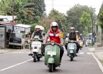 Kapolres Batu AKBP Andi Yudha Pranata bersama jajaran saat mengendarai vespa. Foto: Azmy