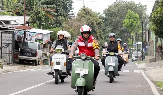 Kapolres Batu AKBP Andi Yudha Pranata bersama jajaran saat mengendarai vespa. Foto: Azmy