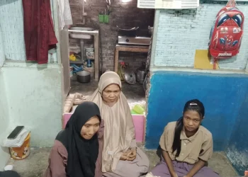 Rahmatul Laili Ramadani, calon siswi Sekolah Rakyat di Kota Malang bersama ibunya usai menerima kunjungan Kepala Kantor Staf Presiden RI dan jajaran. (Foto/M Sholeh)