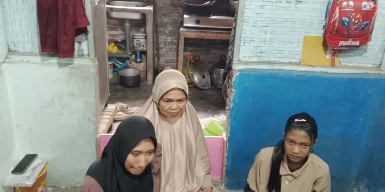 Rahmatul Laili Ramadani, calon siswi Sekolah Rakyat di Kota Malang bersama ibunya usai menerima kunjungan Kepala Kantor Staf Presiden RI dan jajaran. (Foto/M Sholeh)