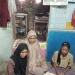 Rahmatul Laili Ramadani, calon siswi Sekolah Rakyat di Kota Malang bersama ibunya usai menerima kunjungan Kepala Kantor Staf Presiden RI dan jajaran. (Foto/M Sholeh)