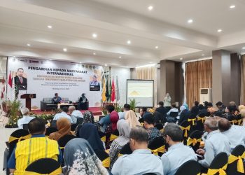 Pemaparan materi dari akademisi Malaysia dalam pengabdian internasional di UWG Malang. (Foto/M Sholeh)