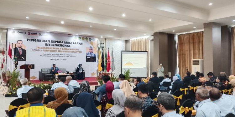 Pemaparan materi dari akademisi Malaysia dalam pengabdian internasional di UWG Malang. (Foto/M Sholeh)
