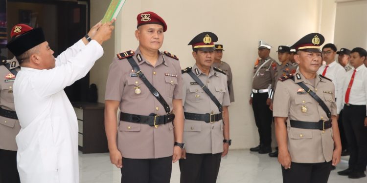Prosesi sertijab dua pejabat utama Polres Batu, Kasat Reskrim AKP Rudi Kiswoyo digantikan oleh Iptu Joko Suprianto. Foto: Polres Batu