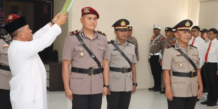Prosesi sertijab dua pejabat utama Polres Batu, Kasat Reskrim AKP Rudi Kiswoyo digantikan oleh Iptu Joko Suprianto. Foto: Polres Batu