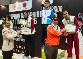 Seputih Hati Imani (kiri) dan Indra Mughni (kanan) saat pengalungan medali. Foto: KONI Kabupaten Malang
