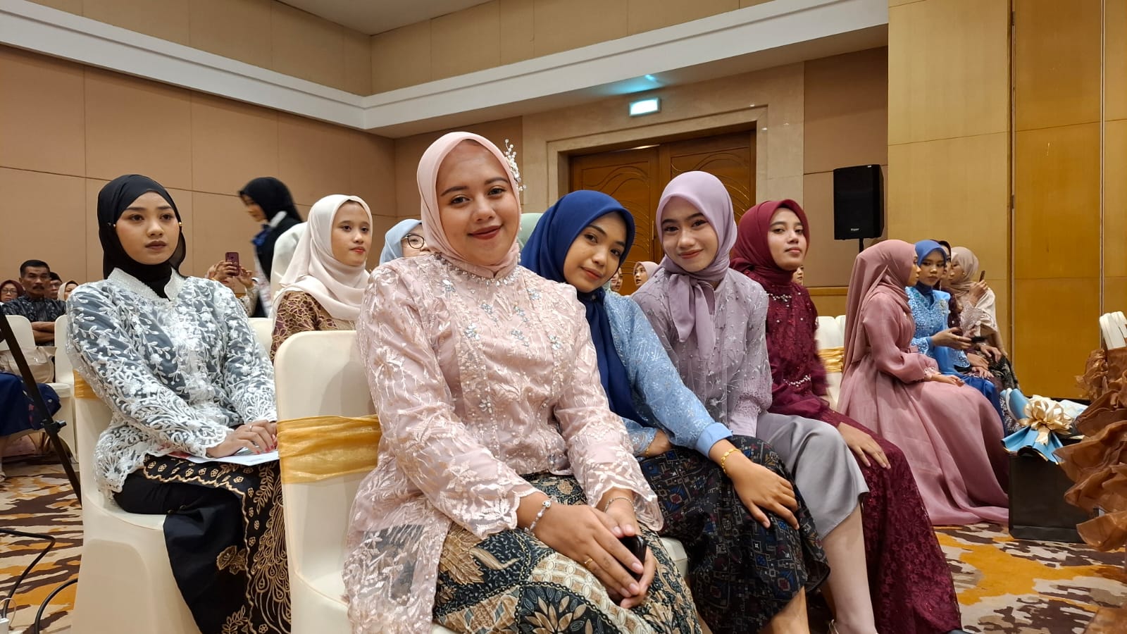 Wajah-wajah gembira para calon wisudawati FH Unisma. Foto: Azmy