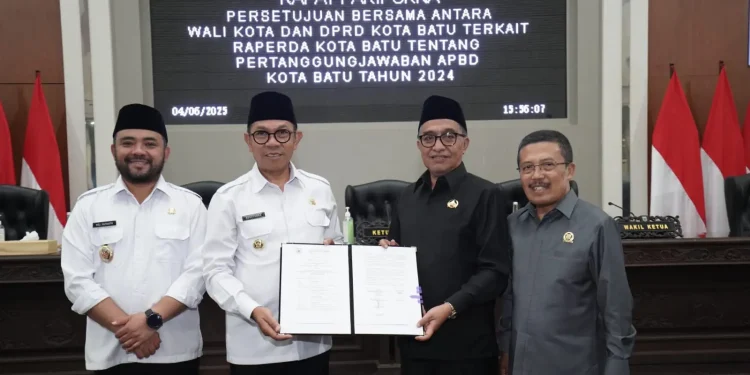 Rapat paripurna penetapan Raperda Pertanggungjawaban APBD Kota Batu 2024. Foto: Prokopim KWB
