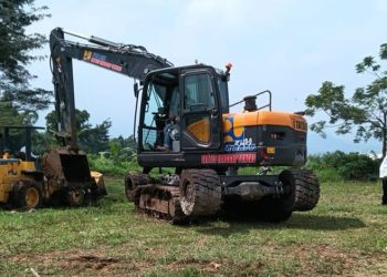 Kepala Dinas PUPR Alfi Nurhidayat saat meninjau pengerjaan obstacle sirkuit Jalibar untuk Porprov Jatim 2025. Foto: Dok.
