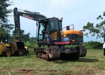 Kepala Dinas PUPR Alfi Nurhidayat saat meninjau pengerjaan obstacle sirkuit Jalibar untuk Porprov Jatim 2025. Foto: Dok.