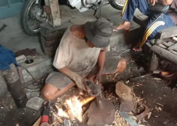 Perajin pisau di Kota Malang sibuk menggerinda pisau pesanan jelang Idul Adha. (Foto/M Sholeh)