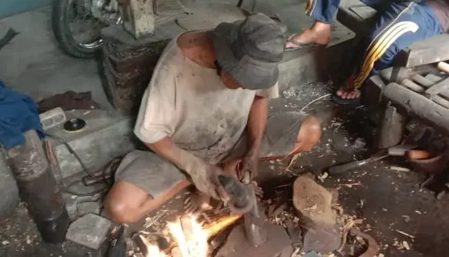 Perajin pisau di Kota Malang sibuk menggerinda pisau pesanan jelang Idul Adha. (Foto/M Sholeh)