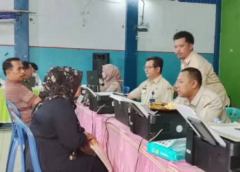 Antusias masyarakat dalam memanfatkan program Bapenda Menyapa Warga di Kantor Kepala Desa Bululawang, Malang. (Foto/M Sholeh)